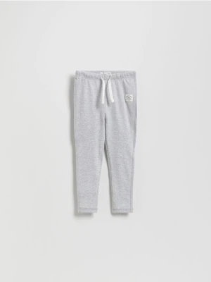 Reserved - Bawełniane legginsy z naszywką - beżowy