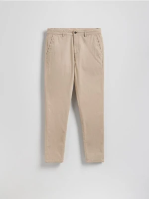 Reserved - Bawełniane spodnie chino slim - beżowy