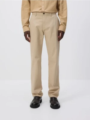Reserved - Bawełniane spodnie chino slim - beżowy
