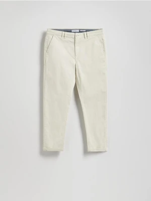 Reserved - Bawełniane spodnie chino slim - beżowy