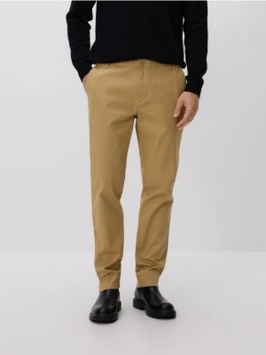 Reserved - Bawełniane spodnie chino slim - beżowy
