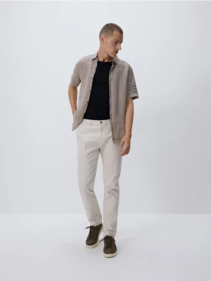 Reserved - Bawełniane spodnie chino slim - beżowy