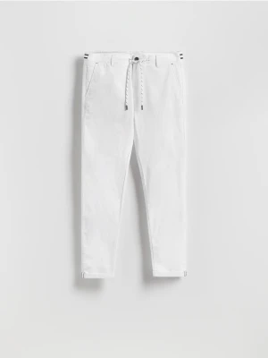 Reserved - Bawełniane spodnie chino slim - biały