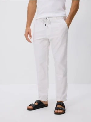 Reserved - Bawełniane spodnie chino slim - biały