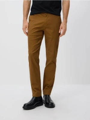 Reserved - Bawełniane spodnie chino slim - brązowy