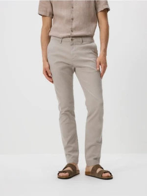 Reserved - Bawełniane spodnie chino slim - brązowy