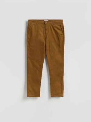 Reserved - Bawełniane spodnie chino slim - brązowy