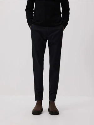 Reserved - Bawełniane spodnie chino slim - czarny