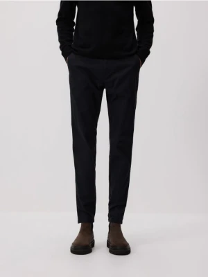 Reserved - Bawełniane spodnie chino slim - czarny