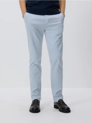 Reserved - Bawełniane spodnie chino slim - jasnoniebieski