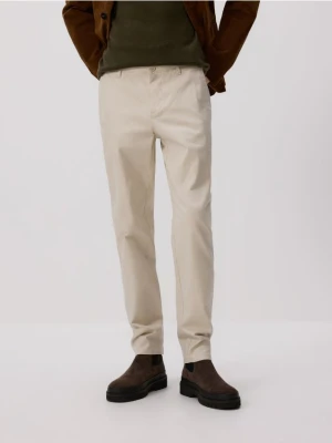 Reserved - Bawełniane spodnie chino slim - kremowy