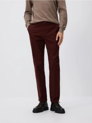 Reserved - Bawełniane spodnie chino slim - mahoniowy