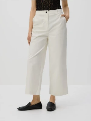 Reserved - Bawełniane spodnie culotte - złamana biel