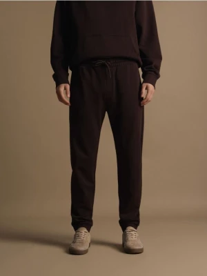 Reserved - Bawełniane spodnie dresowe - ciemnobrązowy