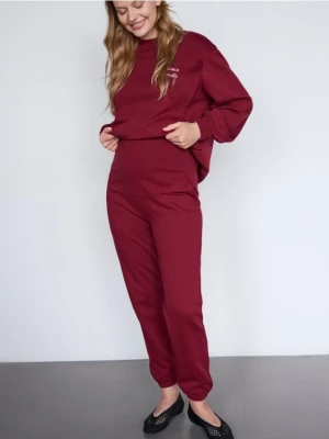 Reserved - Bawełniane spodnie jogger - bordowy