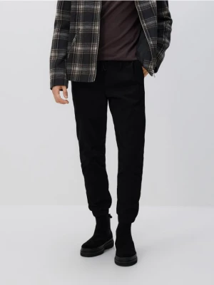 Reserved - Bawełniane spodnie jogger - czarny