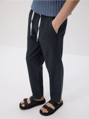 Reserved - Bawełniane spodnie jogger - granatowy