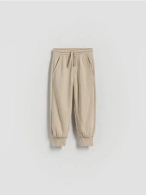 Reserved - Bawełniane spodnie jogger - kremowy
