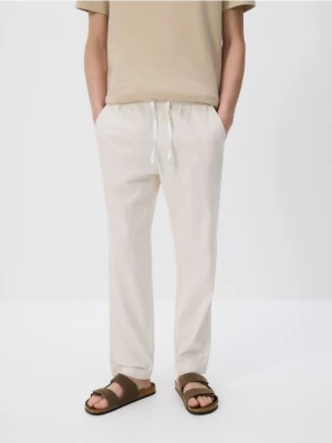 Reserved - Bawełniane spodnie jogger - złamana biel