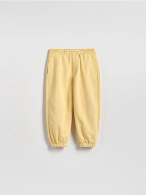 Reserved - Bawełniane spodnie jogger - żółty