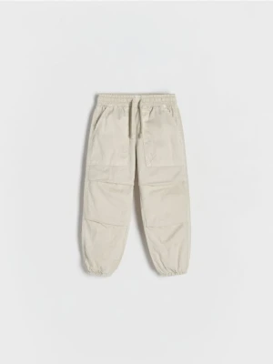 Reserved - Bawełniane spodnie parachute - kremowy