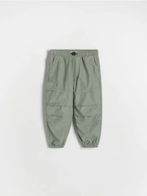 Reserved - Bawełniane spodnie parachute - zielony