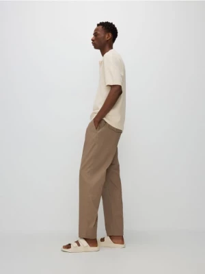 Reserved - Bawełniane spodnie slim - brązowy