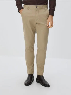 Reserved - Bawełniane spodnie slim fit - beżowy