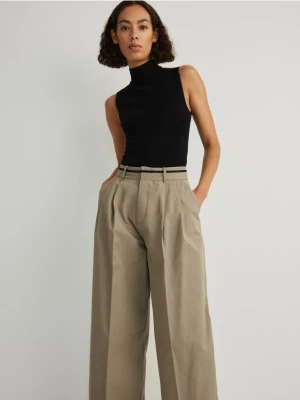Reserved - Bawełniane spodnie z kantem - oliwkowy