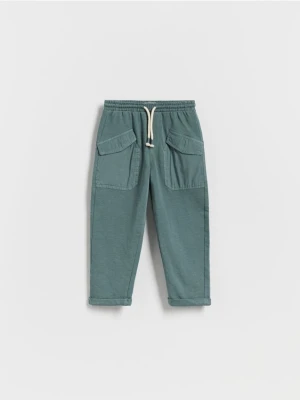 Reserved - Bawełniane spodnie z kieszeniami - zielony