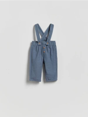 Reserved - Bawełniane spodnie z szelkami - jasnoniebieski