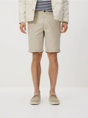 Reserved - Bawełniane szorty chino - beżowy