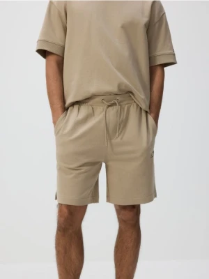 Reserved - Bawełniane szorty comfort - beżowy