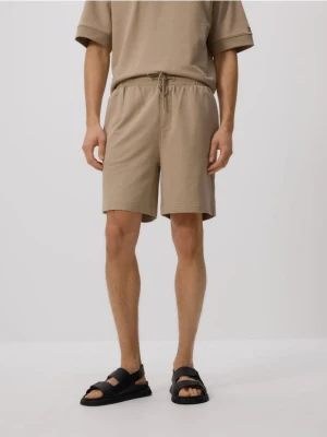 Reserved - Bawełniane szorty comfort - beżowy