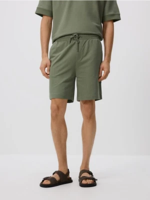 Reserved - Bawełniane szorty comfort - jasnozielony
