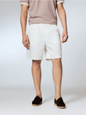 Reserved - Bawełniane szorty regular - biały