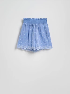 Reserved - Bawełniane szorty z ażurowym haftem - jasnoniebieski