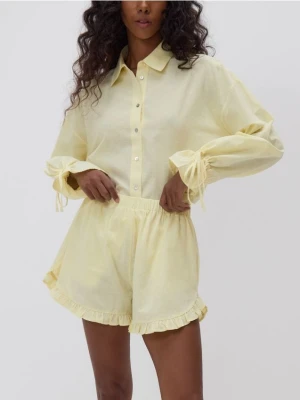 Reserved - Bawełniane szorty z falbankami - jasnożółty