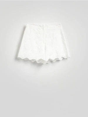 Reserved - Bawełniane szorty z haftem - złamana biel