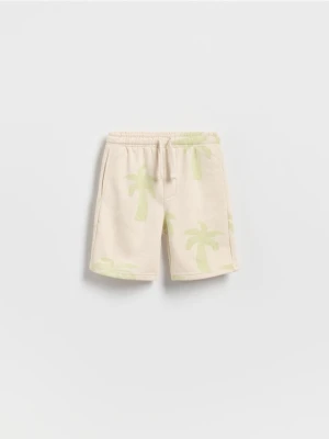 Reserved - Bawełniane szorty z nadrukiem - kremowy