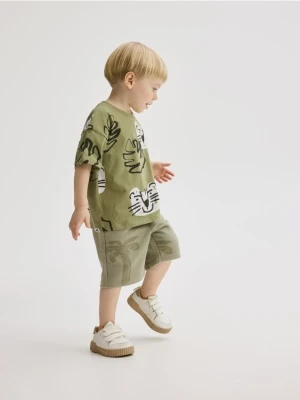 Reserved - Bawełniane szorty z nadrukiem - oliwkowy