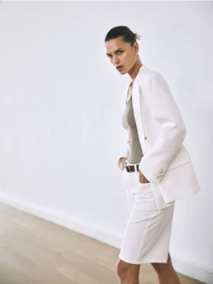 Reserved - Bawełniane szorty z paskiem - biały