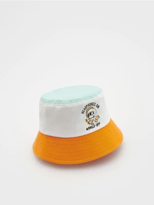 Reserved - Bawełniany bucket hat - złamana biel