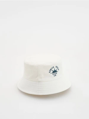 Reserved - Bawełniany bucket hat - złamana biel
