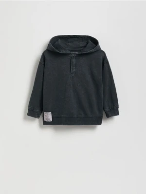 Reserved - Bawełniany longsleeve z kapturem - granatowy