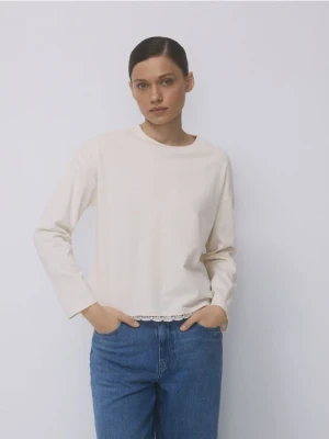 Reserved - Bawełniany longsleeve z koronką - kremowy