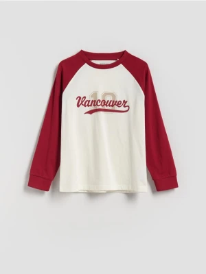 Reserved - Bawełniany longsleeve z nadrukiem - złamana biel