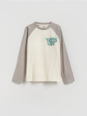Reserved - Bawełniany longsleeve z nadrukiem - złamana biel