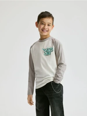 Reserved - Bawełniany longsleeve z nadrukiem - złamana biel