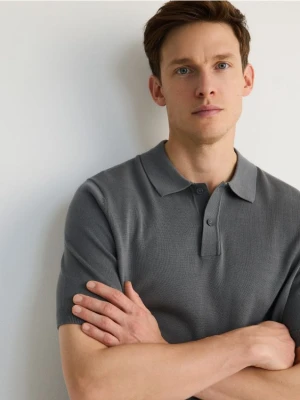 Reserved - Bawełniany sweter polo - morski